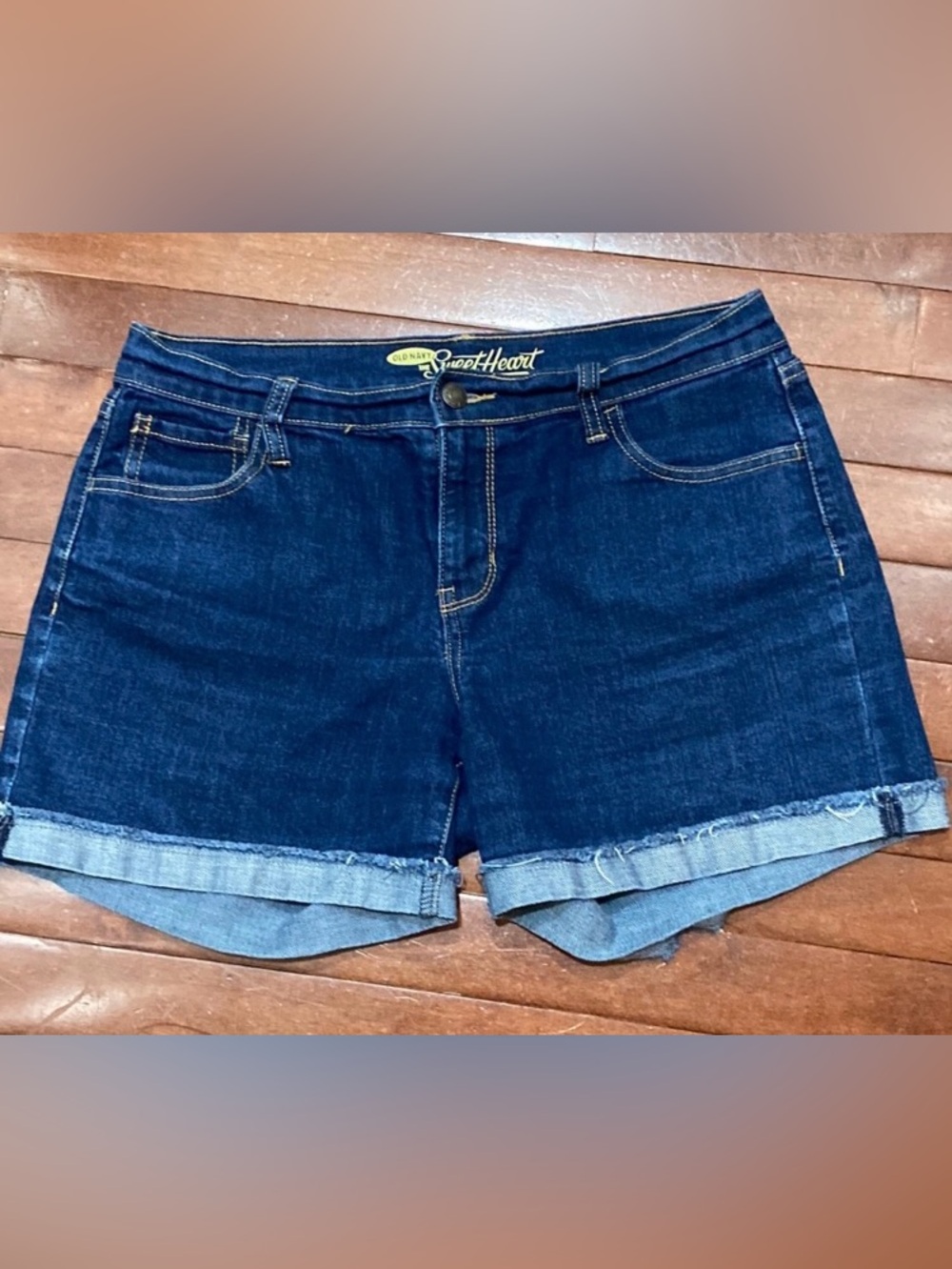 Old Navy The Sweetheart Rinse SZ 6 Contemporary Preppy Cuffed Denim Jean Shorts